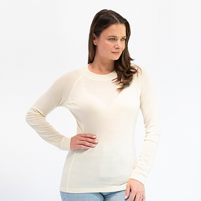 Mujer usando camiseta beige de Conjunto Mujer Primera Capa Calzas Gris Oliva + Camiseta a Elección, cómoda y de calidad