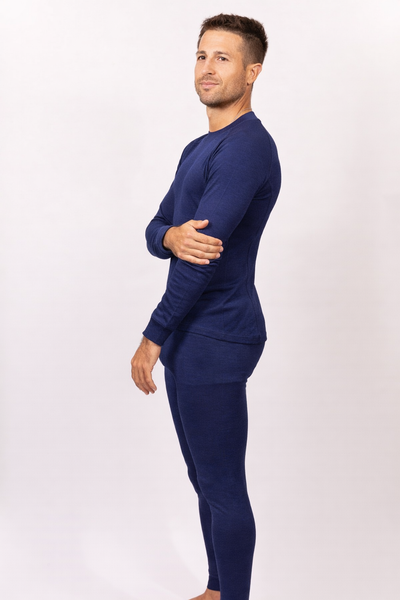 Hombre con Primera Capa Pantalón Hombre 100% Lana Merino azul, mostrando comodidad y ajuste perfecto.