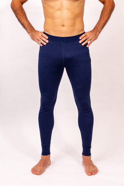 Modelo masculino viste Primera Capa Pantalón Hombre 100% Lana Merino en tono azul oscuro, comodidad y calidad garantizadas.