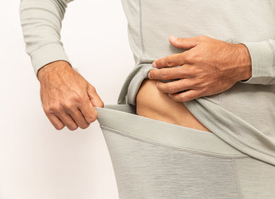 Primera Capa Pantalón Hombre 100% Lana Merino mostrando su elasticidad y comodidad para uso diario.