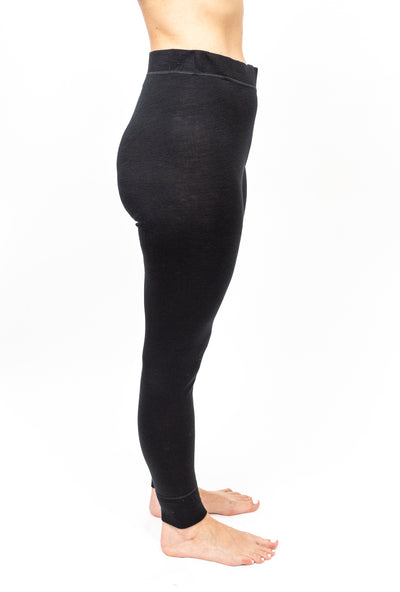 Modelo viste Primera Capa Calza Mujer 100% Lana Merino en color negro, destacando comodidad y calidad.