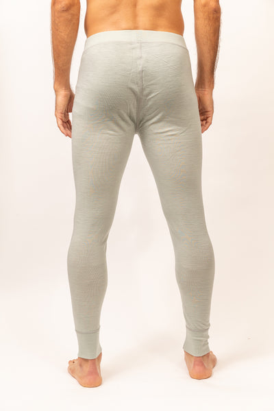 Hombre de espaldas con Primera Capa Pantalón Hombre 100% Lana Merino gris claro ajustado y cómodo.