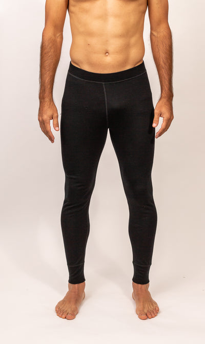 Hombre usando Primera Capa Pantalón Hombre 100% Lana Merino en tono oscuro, destacando comodidad y ajuste ceñido.